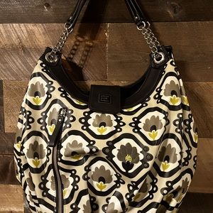 Petunia pickle bottom diaper bag. Nice and roomy. Love the colors